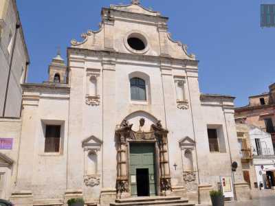 Raggiungiamo ora gli edifici religiosi che precedentemente avevamo trovato chiusi. Il primo � la chiesa di Santa Maria del Suffragio...